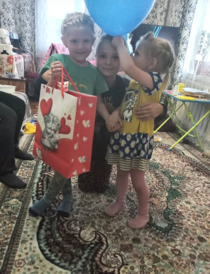 У бабы. С двоюродной сестрой Софией. 