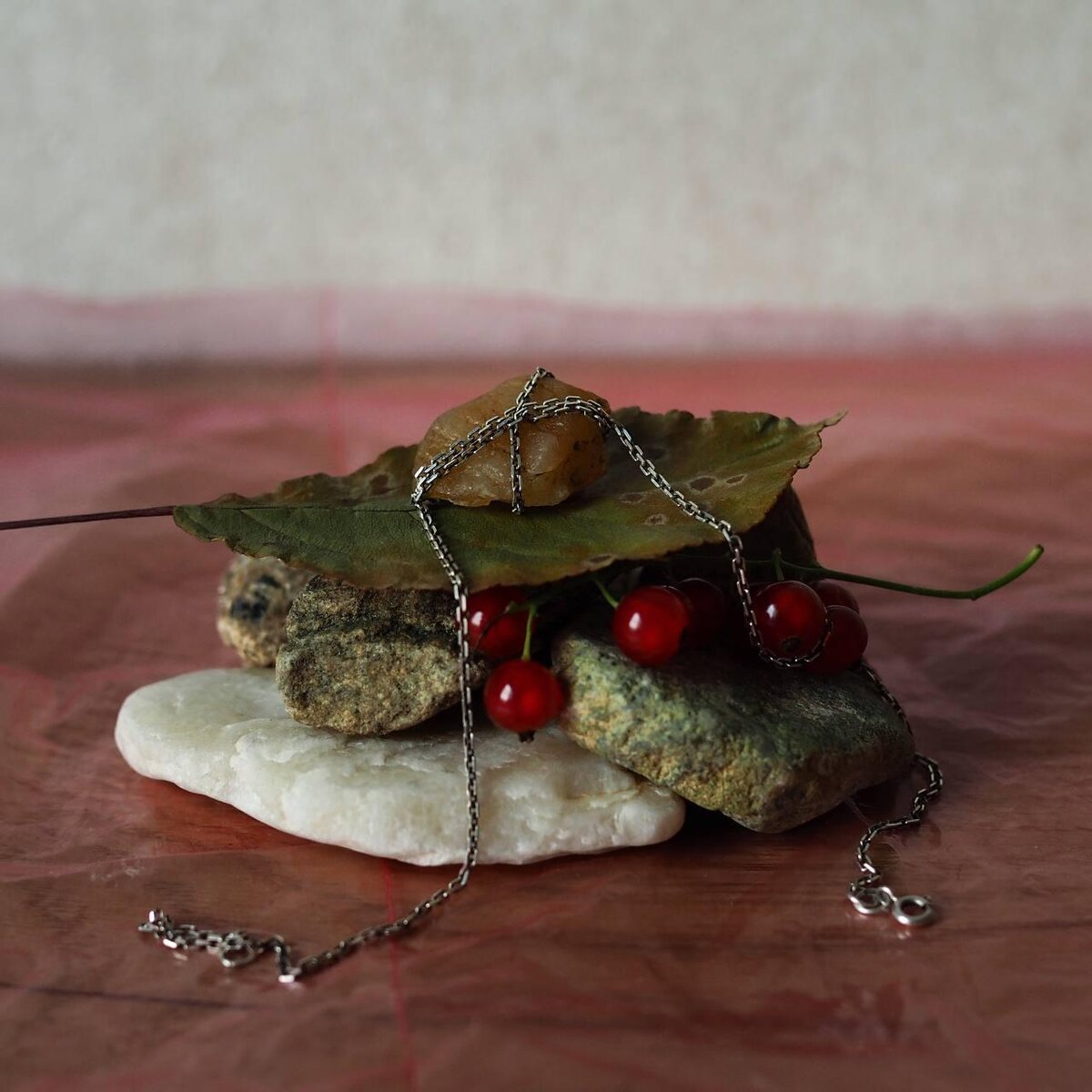 Чокер, камень будто создан для яремной ямки на шее.