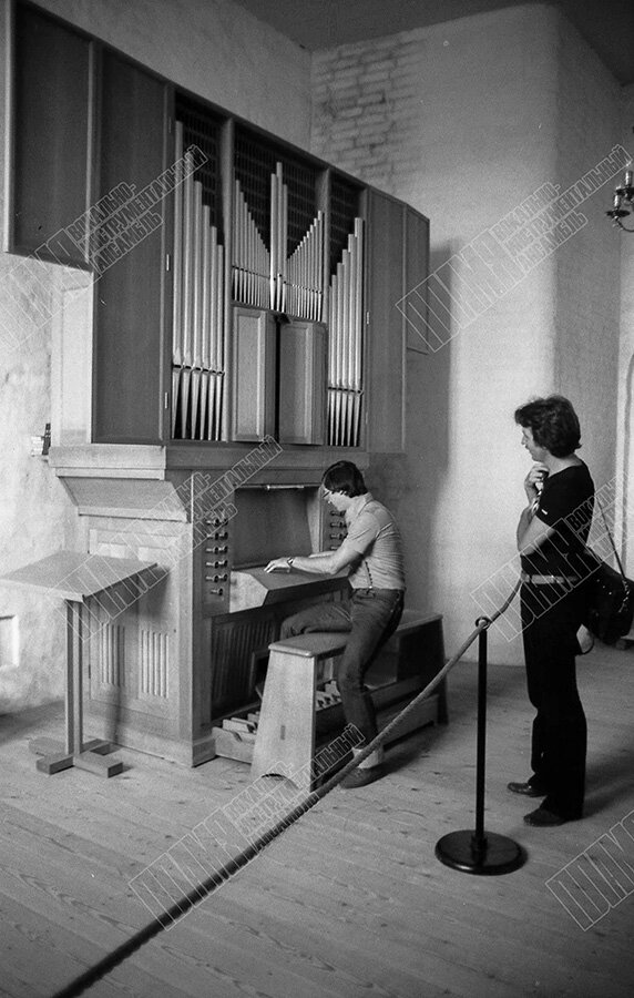 Витя Дегтярёв "осваивает" орган под моим чутким присмотром. 1981 год