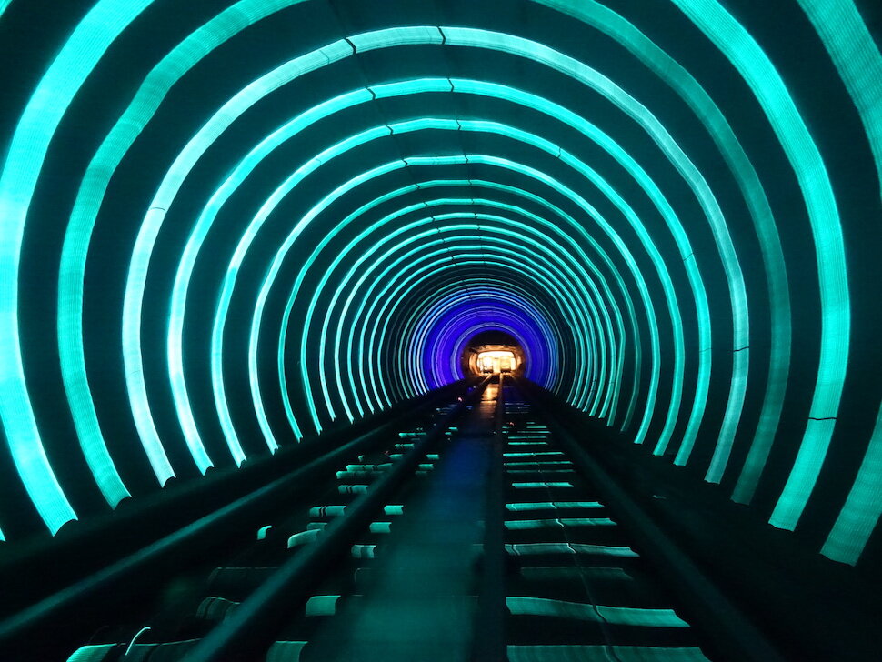 Для чего нужен туннель. Туннель Bund Sightseeing, Шанхай, Китай. The Bund Sightseeing tunnel станция метро. Шанхай метро красивые станции. Дусеалинский тоннель.