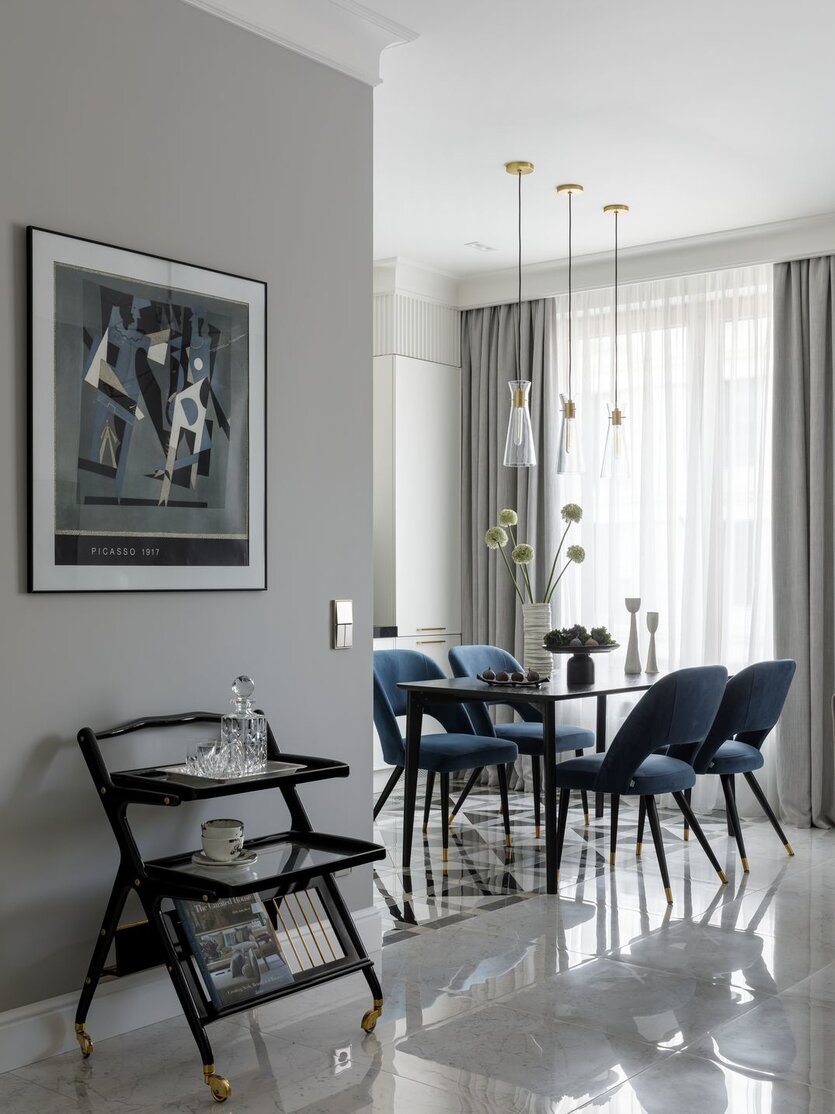 За время работы над проектом хозяйка увлеклась винтажем и декорированием. Так, в интерьере появилась винтажная латунная консоль 70 гг Romeo Rega (в гардеробной), в гостиной-кухне — постер Пикассо 1989 года печати, итальянский сервировочный столик 50-х гг. Angello de Baggis и большое количество винтажной посуды для сервировки семейных ужинов.