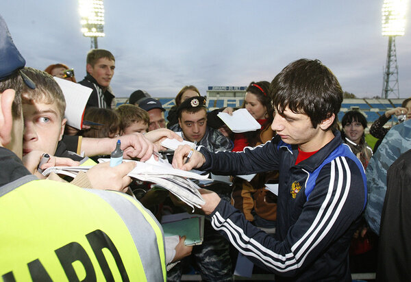 Алан Дзагоев раздаёт автографы после тренировки, 2008 год. Фото © ТАСС / Спорт-Экспресс / Александр Фёдоров