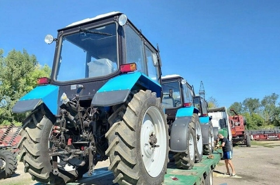     В Луганск были доставлены три трактора проверенной годами и хорошо зарекомендовавшей себя фирмы. Фото: ЛИЦ