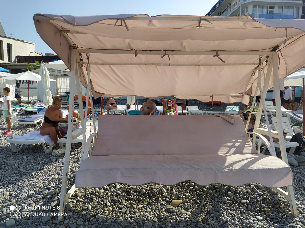 Фото автора. Простые садовые качели не заменимы ни в саду, ни на пляже. У меня такие стоят на даче. Сверху ещё есть накидка от дождя. Представляете, как романтично, укрыться от дождя на качелях? А покупала вот здесь: https://ya.cc/m/3bouwy