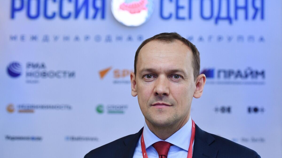    Руководитель Федеральной службы государственной регистрации, кадастра и картографии (Росреестра) Олег Скуфинский у стенда МИА "Россия сегодня" на ПМЭФ-2021© РИА Новости / Евгений Биятов