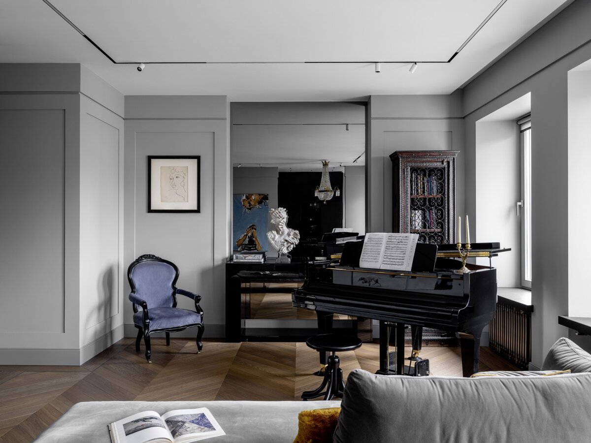    Гостиная-столовая. Гипсовый Цезарь — работа Петра Дьякова, 2018, Name Gallery. Диван, Desiree. Резной индийский шкаф остался от прежнего ремонта. Кресло XIX века — семейная реликвия хозяина, привезено из Петербурга, отреставрировано и заново обито. Светильники, Delta Light., фото: Михаил Лоскутов