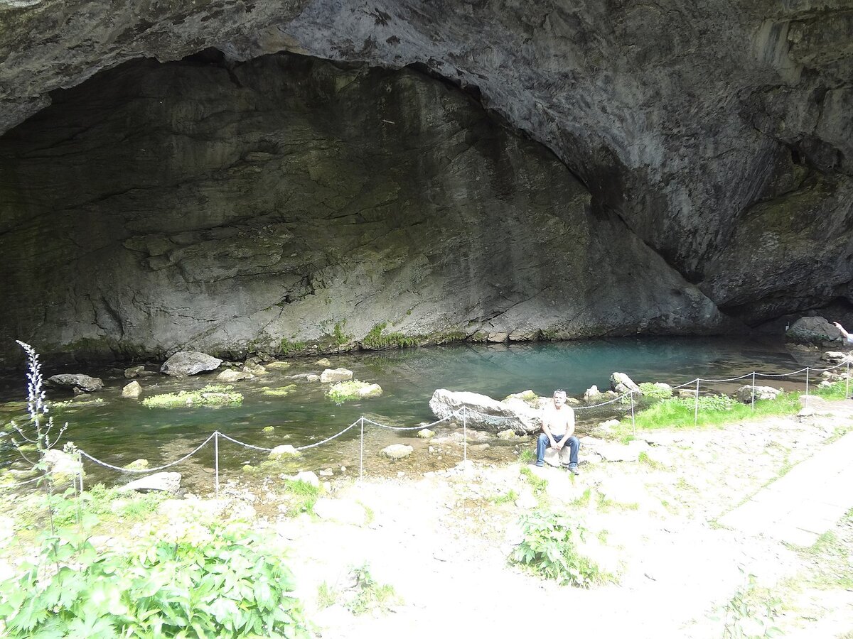 У входа в пещеру. Голубое озеро. (Авторство: Angelina1399. CC BY-SA 4.0, commons.wikimedia)