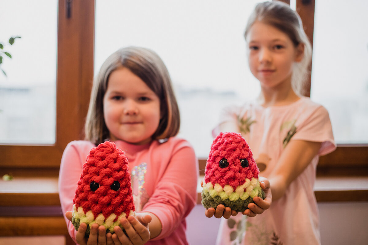 кружок вязания крючком для детей. вяжем детям. обучение вязанию детей. вяжем детям спицами. девочка рукодельница.