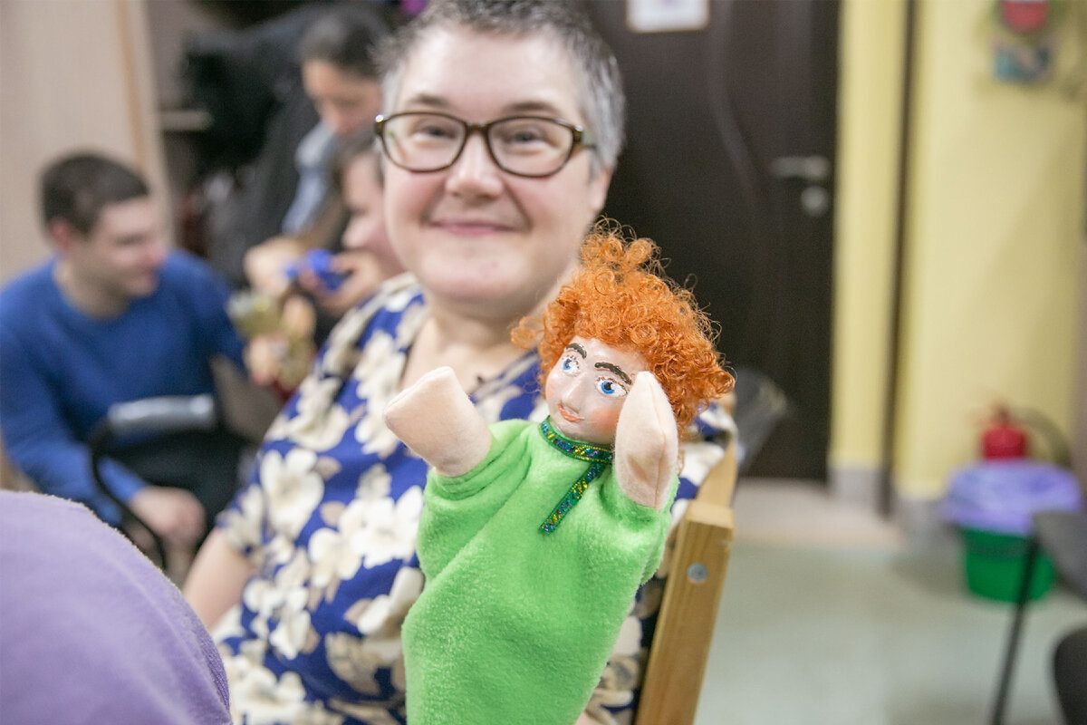 Ветки, рейка, покрывало. Как сделать кукольный спектакль в ПНИ