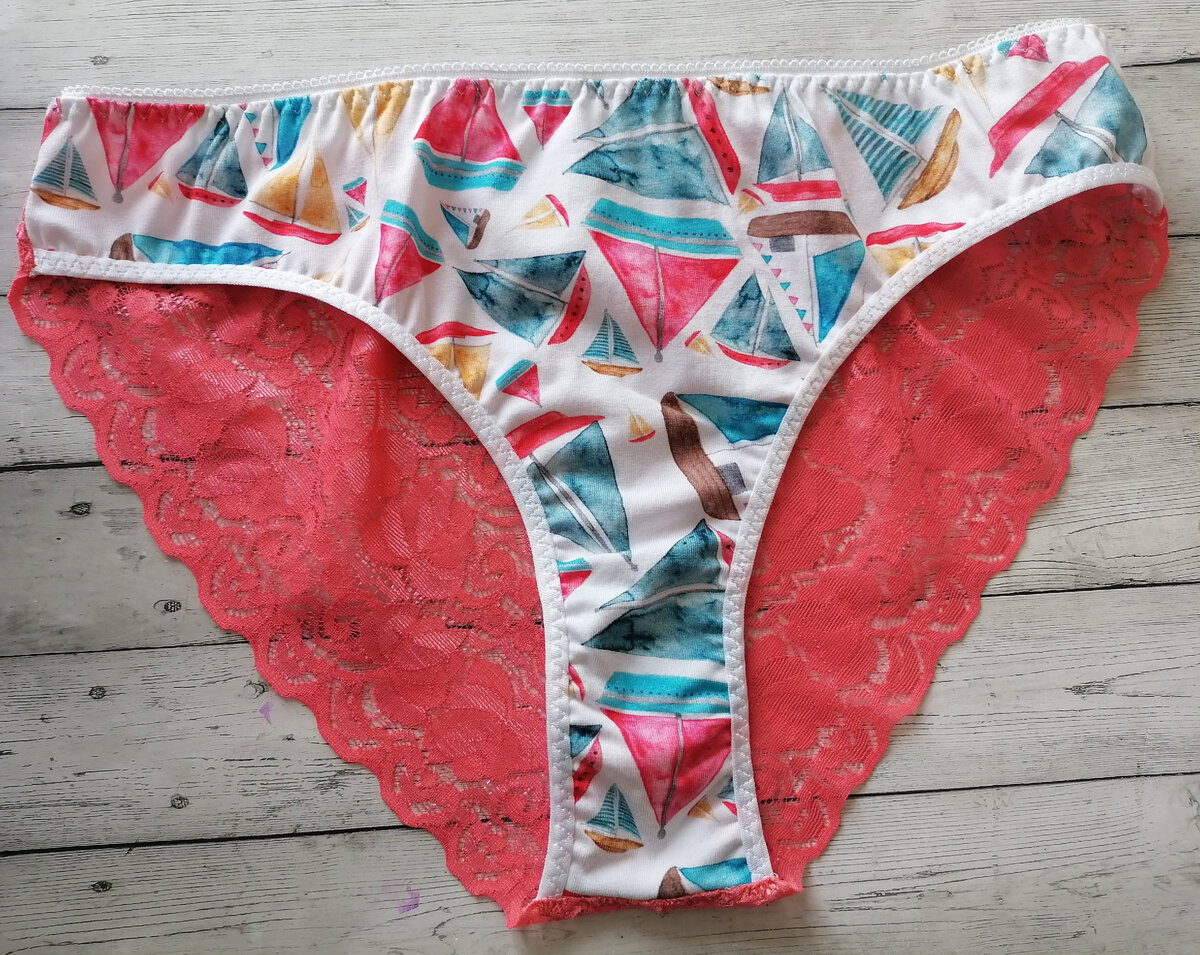 Шила кружевные трусики в подарок подруге