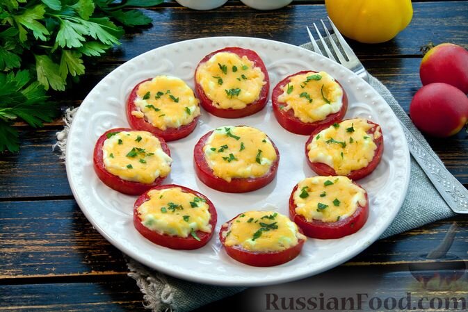 помидоры, сыр твёрдый, майонез, чеснок, перец чёрный молотый, соль, масло растительное, зелень петрушки