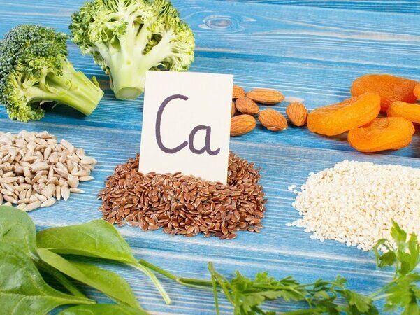 В топ-10 продуктов с высоким содержанием кальция входят: вяленая рыба с костями, мак, кунжут, семена укропа и кориандра, твёрдые сыры, сардины, миндаль, зелень (сельдерей, укроп, петрушка, базилик) и соевые бобы.