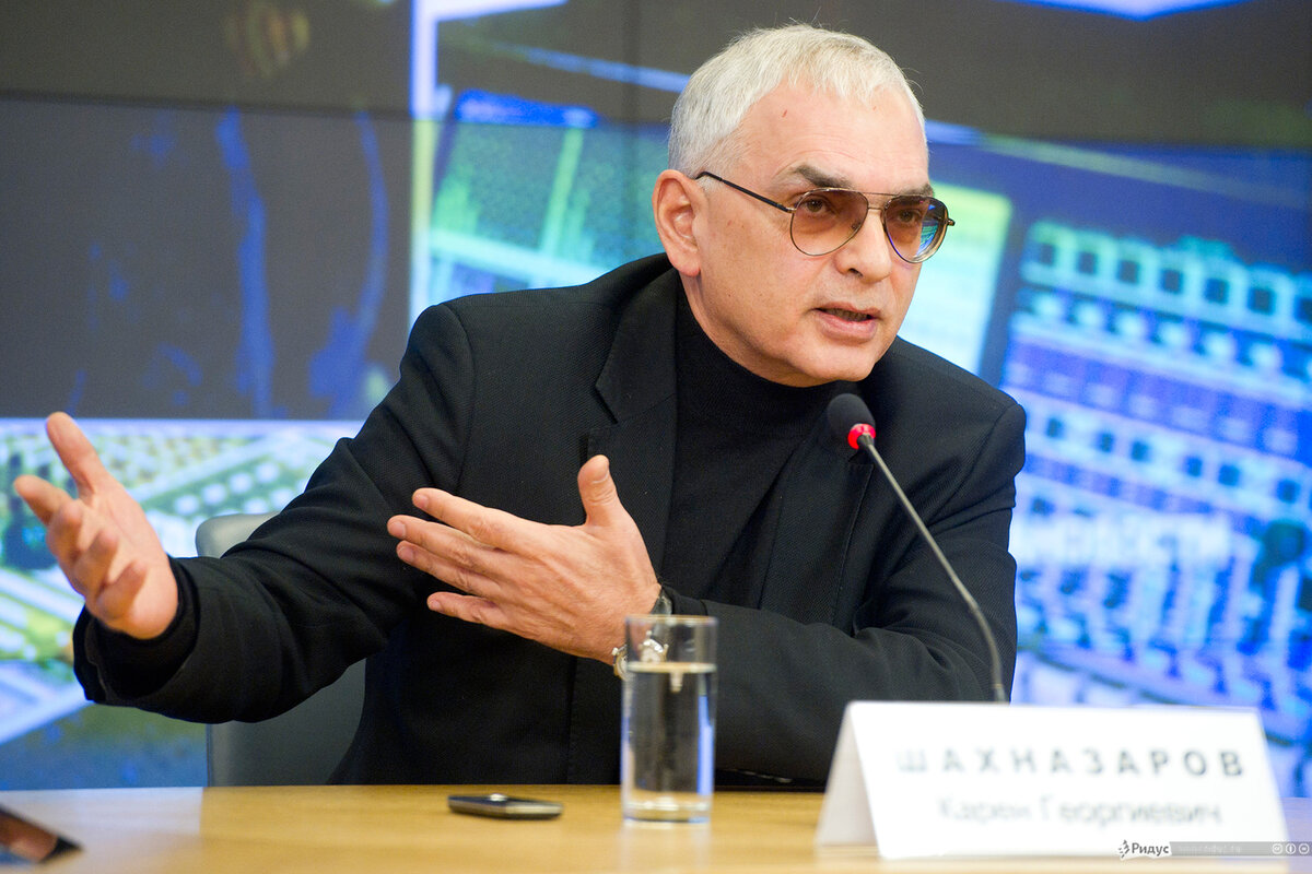 Карен Шахназаров. Советский и российский кинорежиссёр, сценарист, кинопродюсер, общественный деятель; народный артист Российской Федерации, лауреат двух Государственных премий Российской Федерации, Государственной премии РСФСР им. братьев Васильевых и премии Ленинского комсомола. Яндекс картинки.