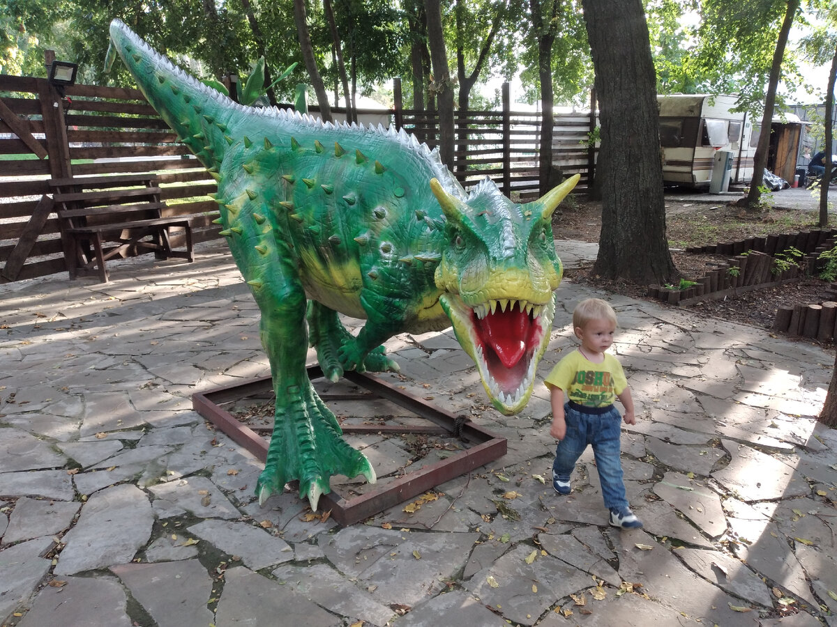 Здравствуйте, друзья! Недавно мы   всей семьёй отправились в парк динозавров и отлично провели там время. Парк находится в Ростове-на-Дону. Поехали мы туда прежде всего ради младшего сына.-2
