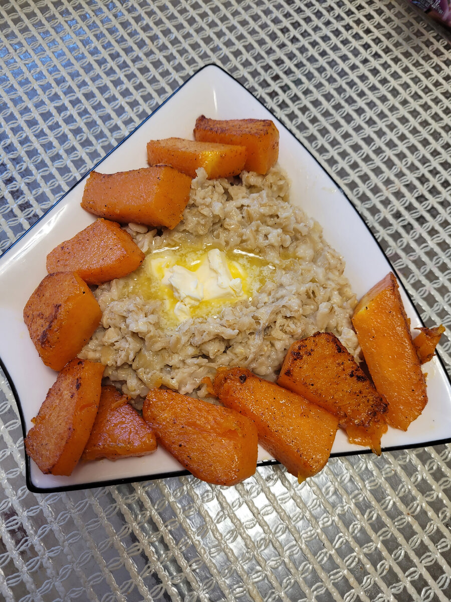 Это полезный завтрак.Овсянка,тыква,соль,перчик и сливочное масло и хорошее настроение.🦋