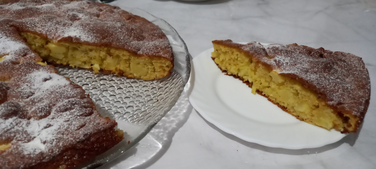 Шарлотка с творогом и яблоками