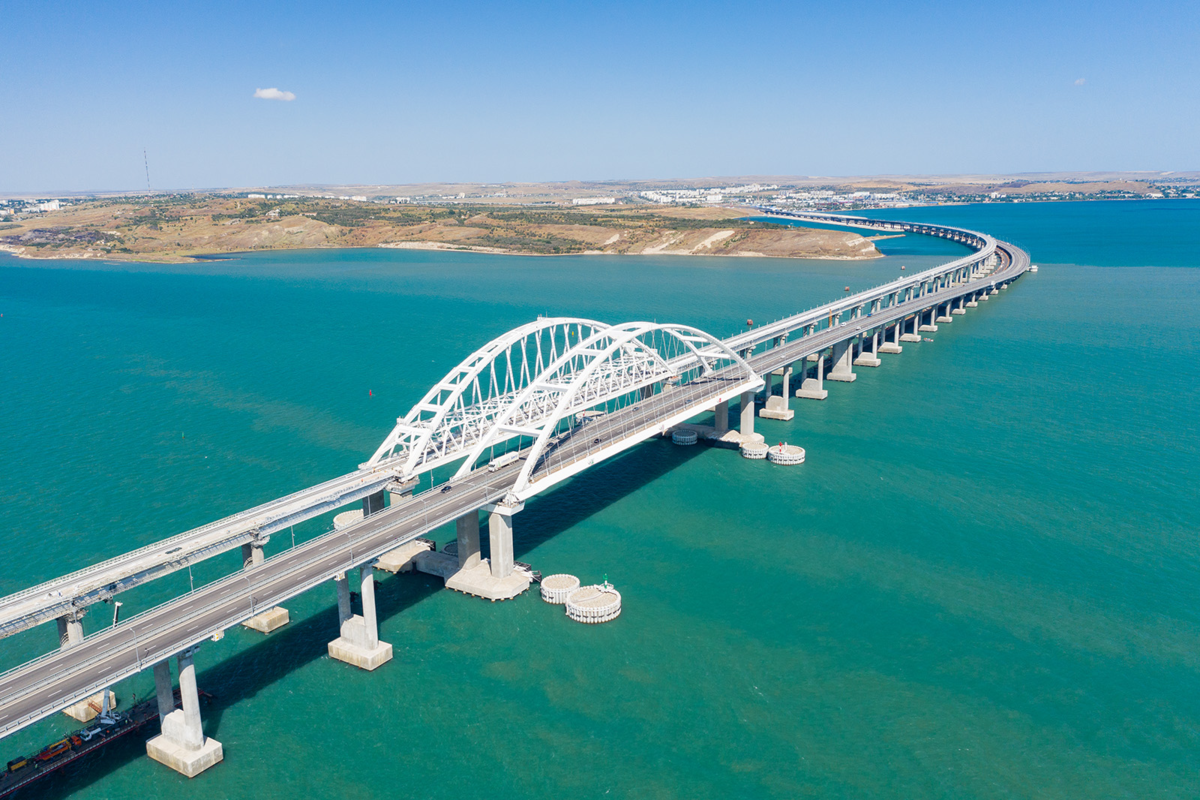 Крымский мост - настоящее рукотворное чудо, построенное в современной России. Сегодня расскажу вам, дорогие читатели, десяток  любопытных фактов об этом необычном сооружении.