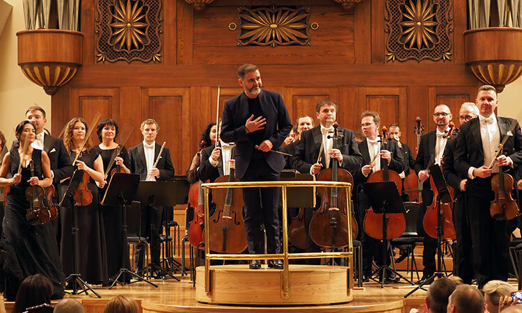    Именитого худрука ГАСО РТ Александра Сладковского по болезни на время тура за дирижерским пультом заменил Сесар Альварес