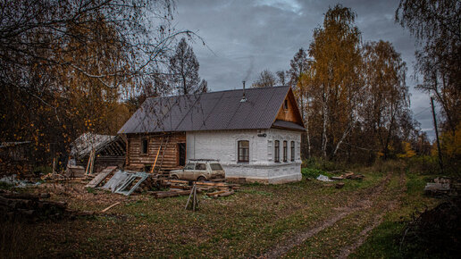 Дом прадеда и пристройка под общей крышей. Мы успели до дождей и снега!