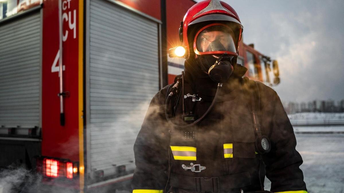    Спасатель в снаряжении:Freepik