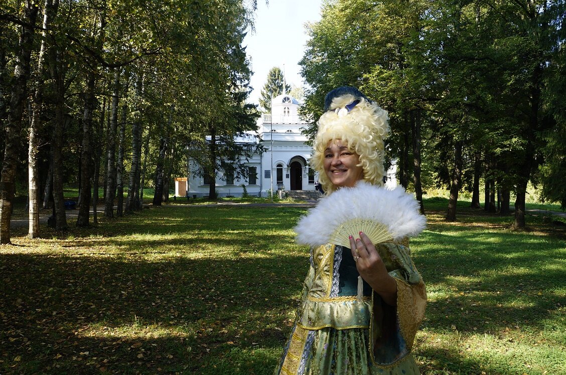 на фото автор. А что? Не всё ж ей в джинсах да ступах щеголять:) 