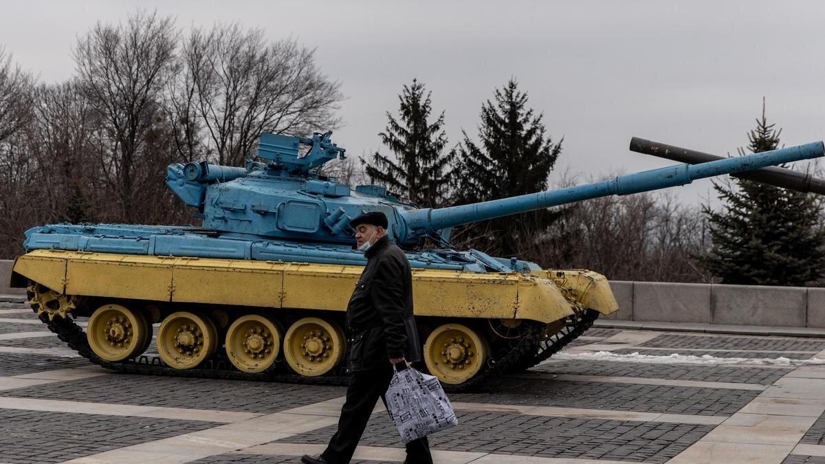    Танк в цветах украинского флага:Chris McGrath/Getty Images