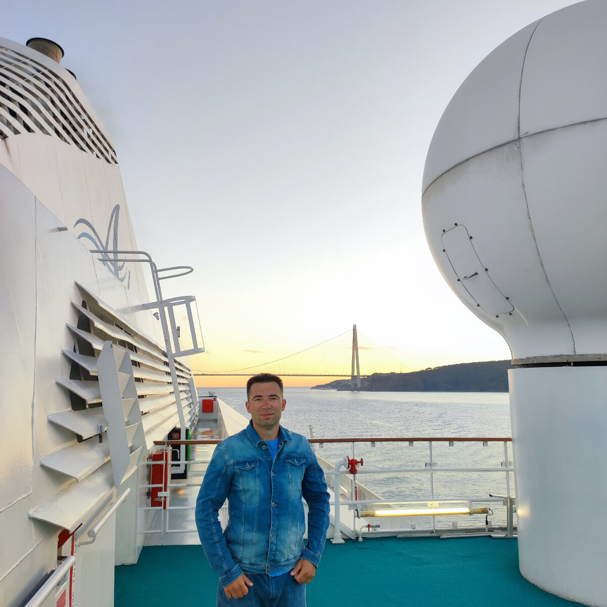 Босфорский мост или Мост мучеников 15 июля соединяет европейскую и азиатскую части Стамбула. Каждый день по нему проезжает более 200 000 автомобилей, проезд платный. Для пешеходов дорога закрыта, это связано с большим количеством попыток самоубийств.

Сразу же после открытия Босфорский мост занял 4 место среди самых длинных подвесных мостов в мире. Сейчас он находится на 22 месте.