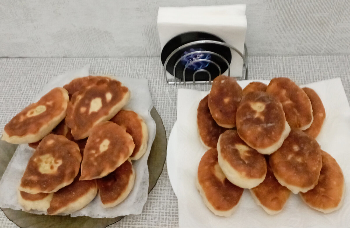 Слева с яйцом и зеленью, справа с картошкой, грибами и луком. Не стесняйтесь, угощайтесь. Кому уже не надо больше работать - угощайтесь тоже. Приятного аппетита! Фото моё. Пирожки на фото тоже. 