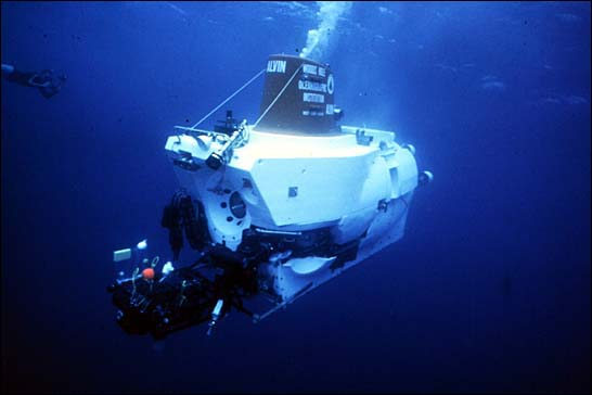 <<Алвин>> в 1966 г. отыскал на дне океана затонувшую водородную бомбу, в 1977 г. открыл <<черных курильщиков>> (гидротермальные источники), а в 1986 г. исследовал обломки <<Титаника>>