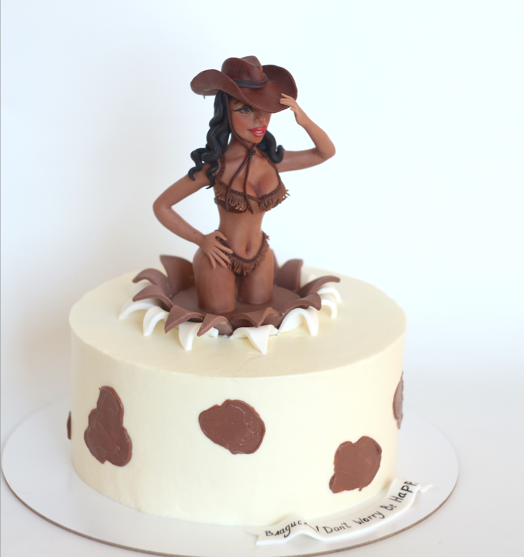 Торт с фигуркой девушки 