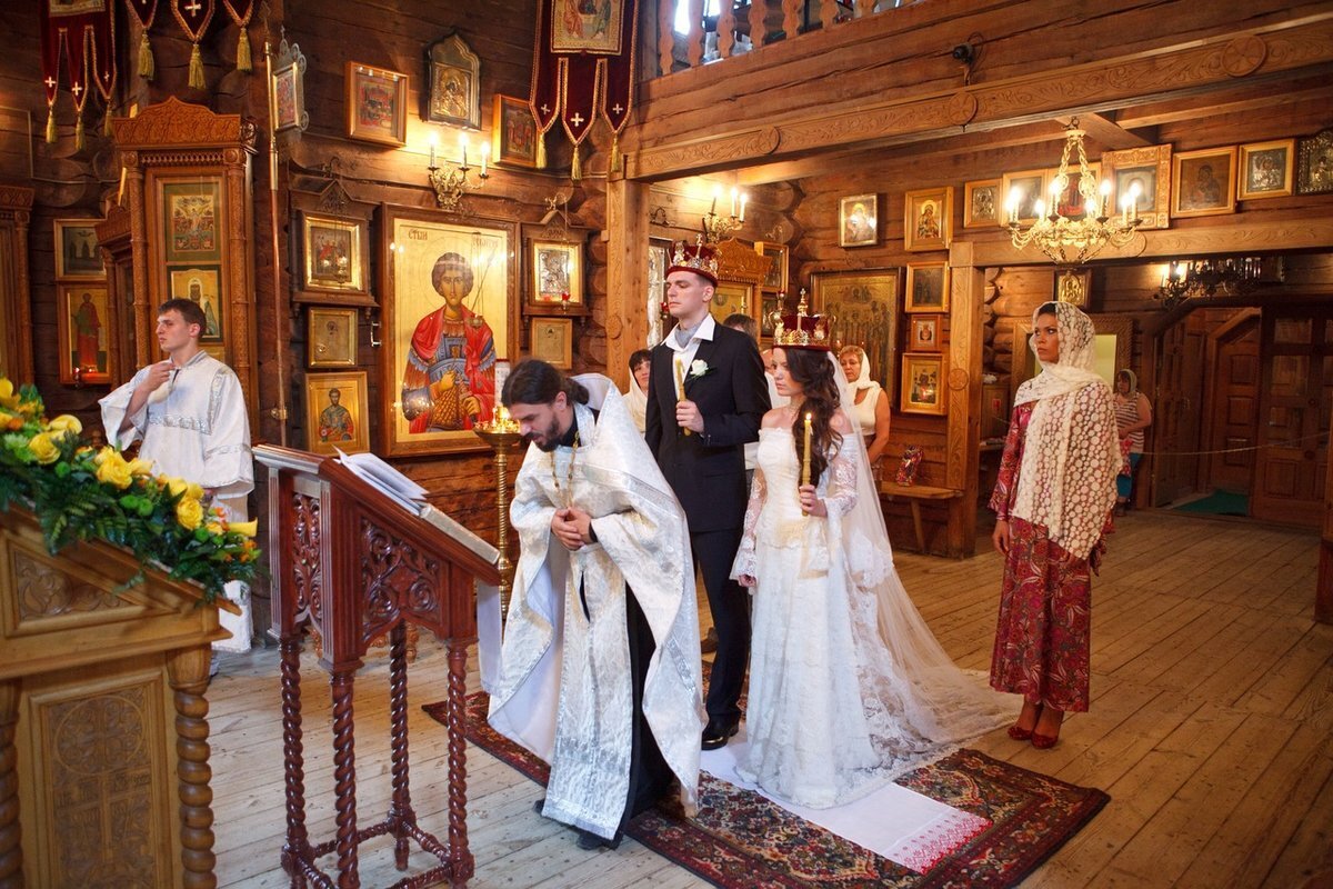 Венчание мужа и жены. Церемония бракосочетания в церкви. Венчание в церкви. Молодые венчаются в церкви. Православное венчание.