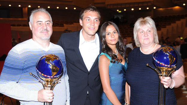 Артем Дзюба с женой и родителями. Фото Татьяна Дорогутина, архив «СЭ» 