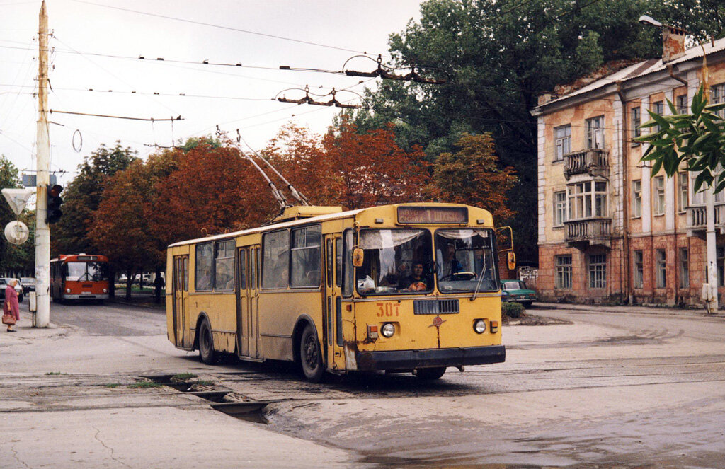 Г 00. Город Шахты в 90-е. Шахты троллейбус. Троллейбус города Шахты. Город Шахты трамвай.