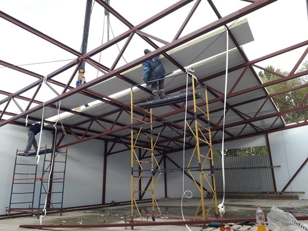 Монтаж кровельных сэндвич-панелей