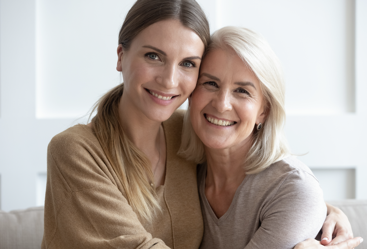 свекровь и невестка. пожилая женщина с внучкой. девушка старше мамы. девушка старше мамы. мама и бабушка.