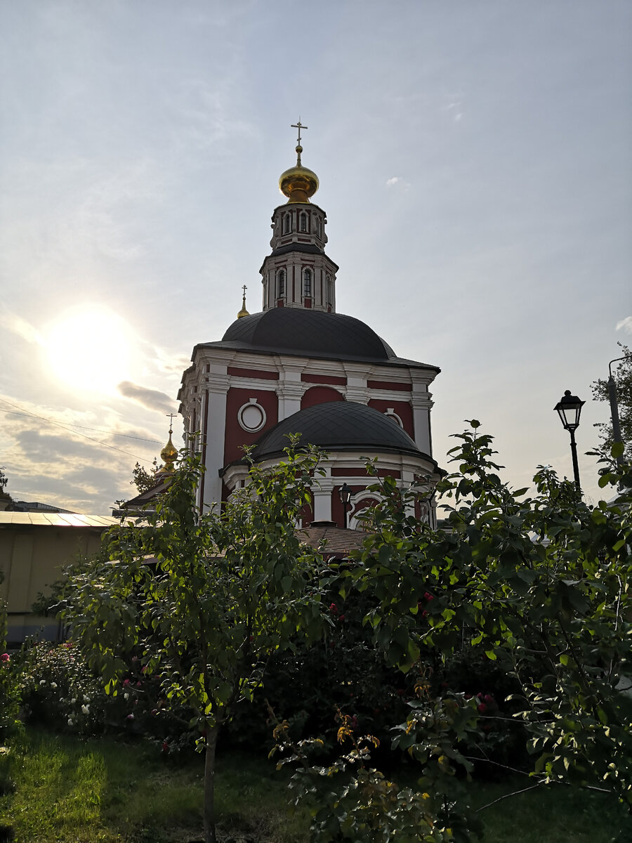 Храм сфотографировать сложно. Нет ракурса, где бы он виден был целиком. Очень тесная вокруг застройка. Листайте дальше.