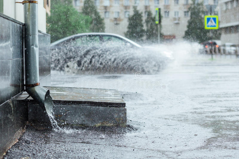 Из водостока хлещет на асфальт вода рисунок