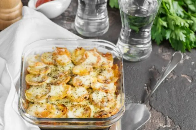 Картошка в духовке с сыром и сметаной 