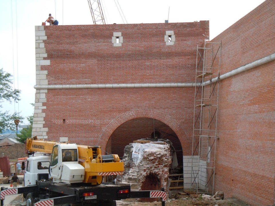 28 апреля 2012 г. Снова к Зачатской башне. Кадры не мои: http://www.skyscrapercity.com/showthread.php?t=1366667&page=20. Добрались до арок проезда. Справа, за берёзой, виден вход в башню.-37