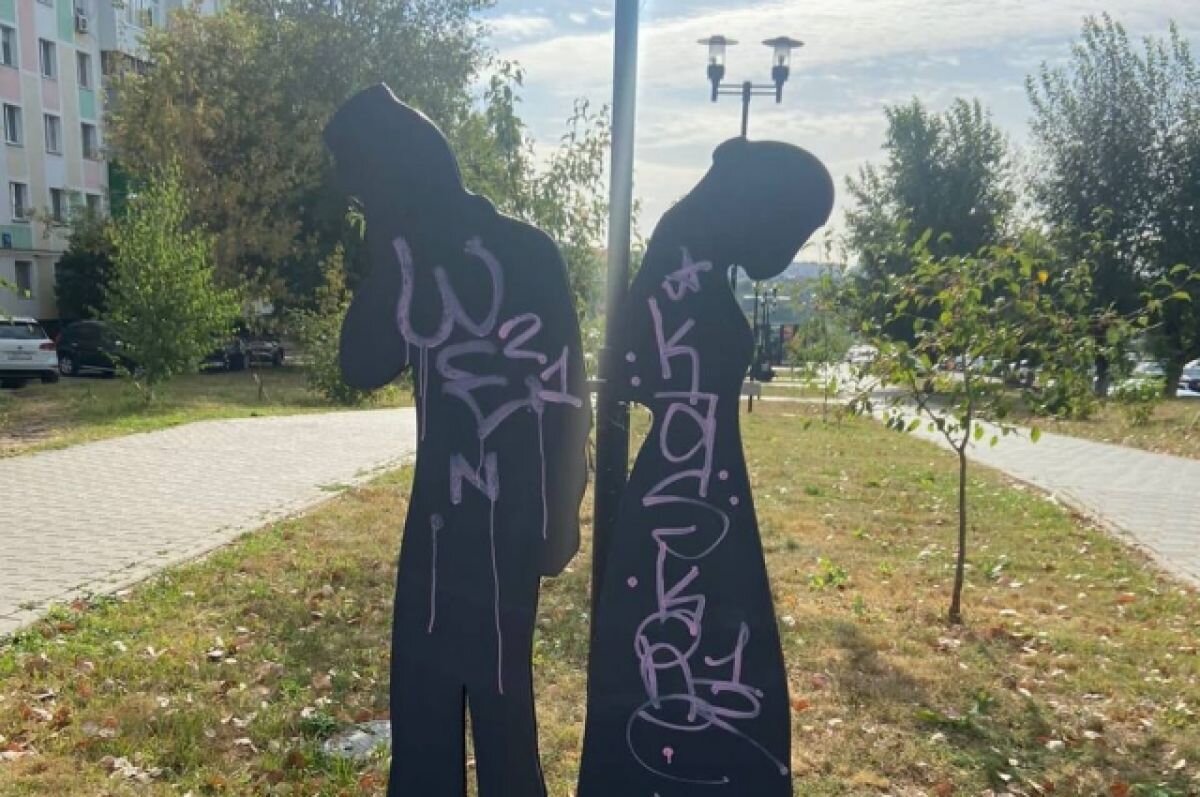    "Художества" вандалов из Набережных Челнов на детском городке на бульваре Тинчурина.