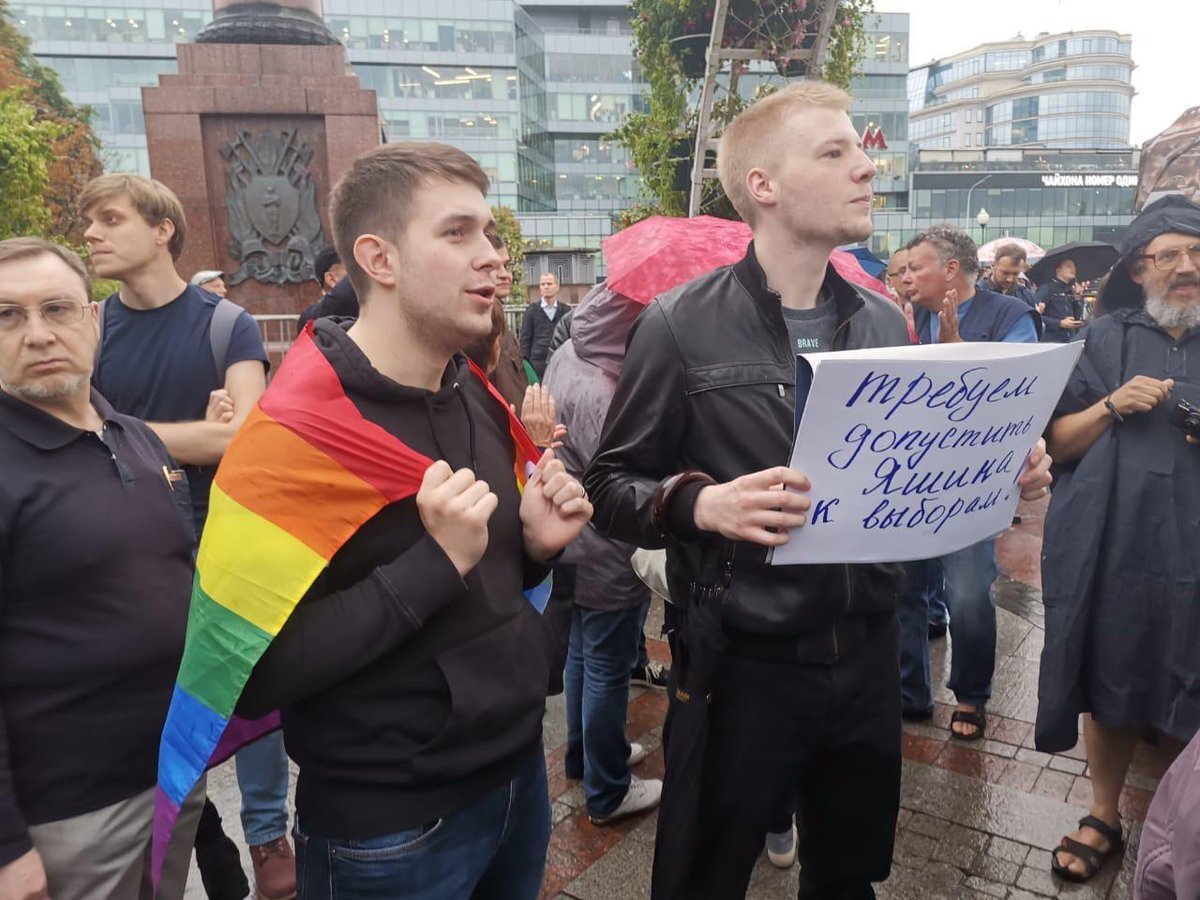 Навальный мразь. Дебилы на митинге. Митинг с плакатами. Митинг либералов. Смешные митинги.