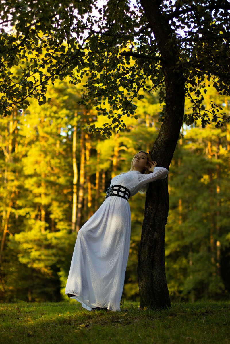 Фотография на тему Красивая девушка в национальном костюме в лесу | PressFoto