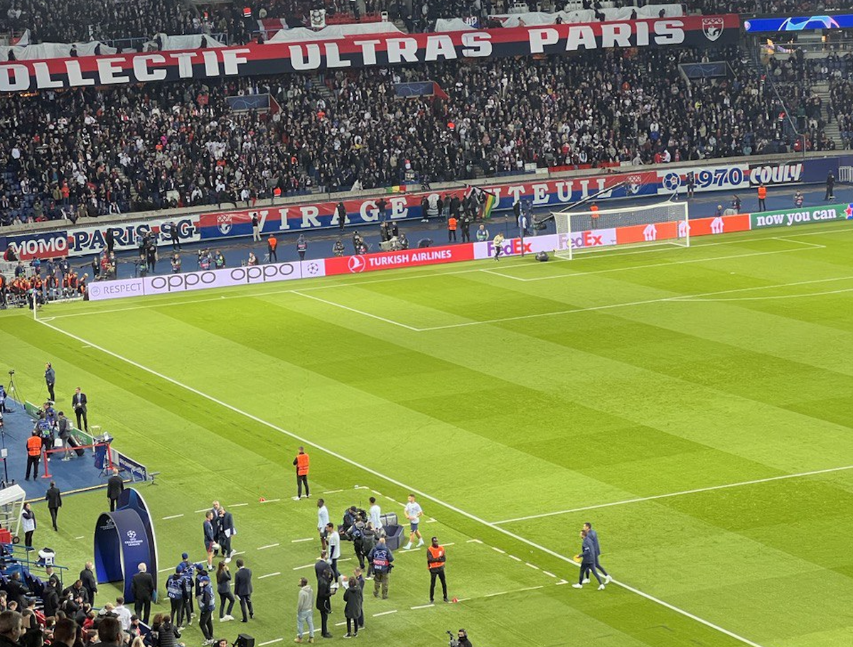 На стадионе в Париже.о, араб