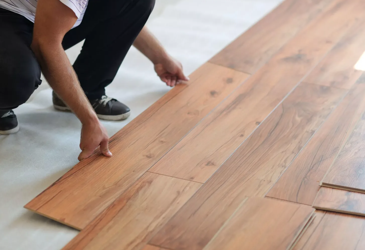 хрустит ламинат. устранение скрипа ламината. проклейка стыков ламината. инструмент для демонтажа ламината. скрипит ламинат после укладки.