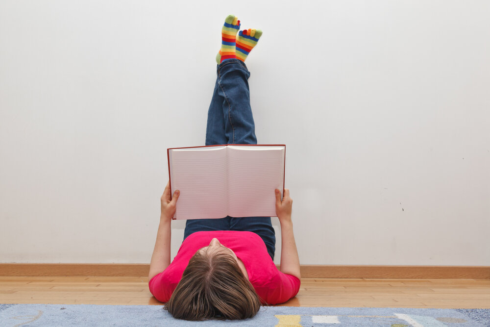 Катя матюшкина катя оковитая лапы вверх. Книга кати матюшкиной лапы вверх. Мужчина с книгой. Чтение текста вверх ногами. Лапы вверх книга 2.