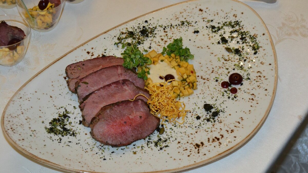     На портале Госзакупок опубликован лот стоимостью 2,75 млн рублей на организации питания официальных делегаций. Заказчик — Тюменская областная Дума, и на эти деньги депутатам будут организовывать пышные банкеты.