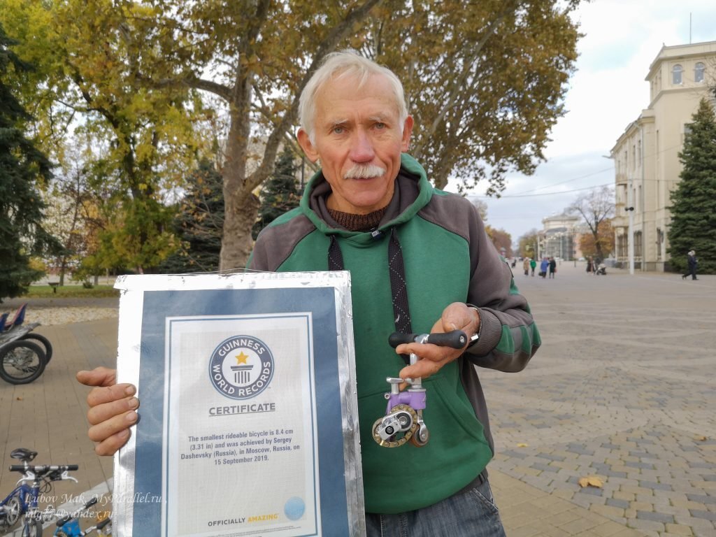 Самый маленький велосипед, на котором можно ездить- в руках изобретателя.