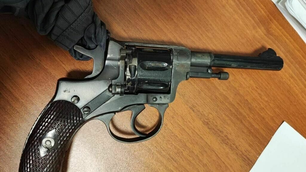     Пенсионер с пистолетом ворвался в здание нижегородского суда, потому что был не согласен с постановлением судьи. Действия мужчины пресек наряд местной Росгвардии, говорится в релизе ведомства.