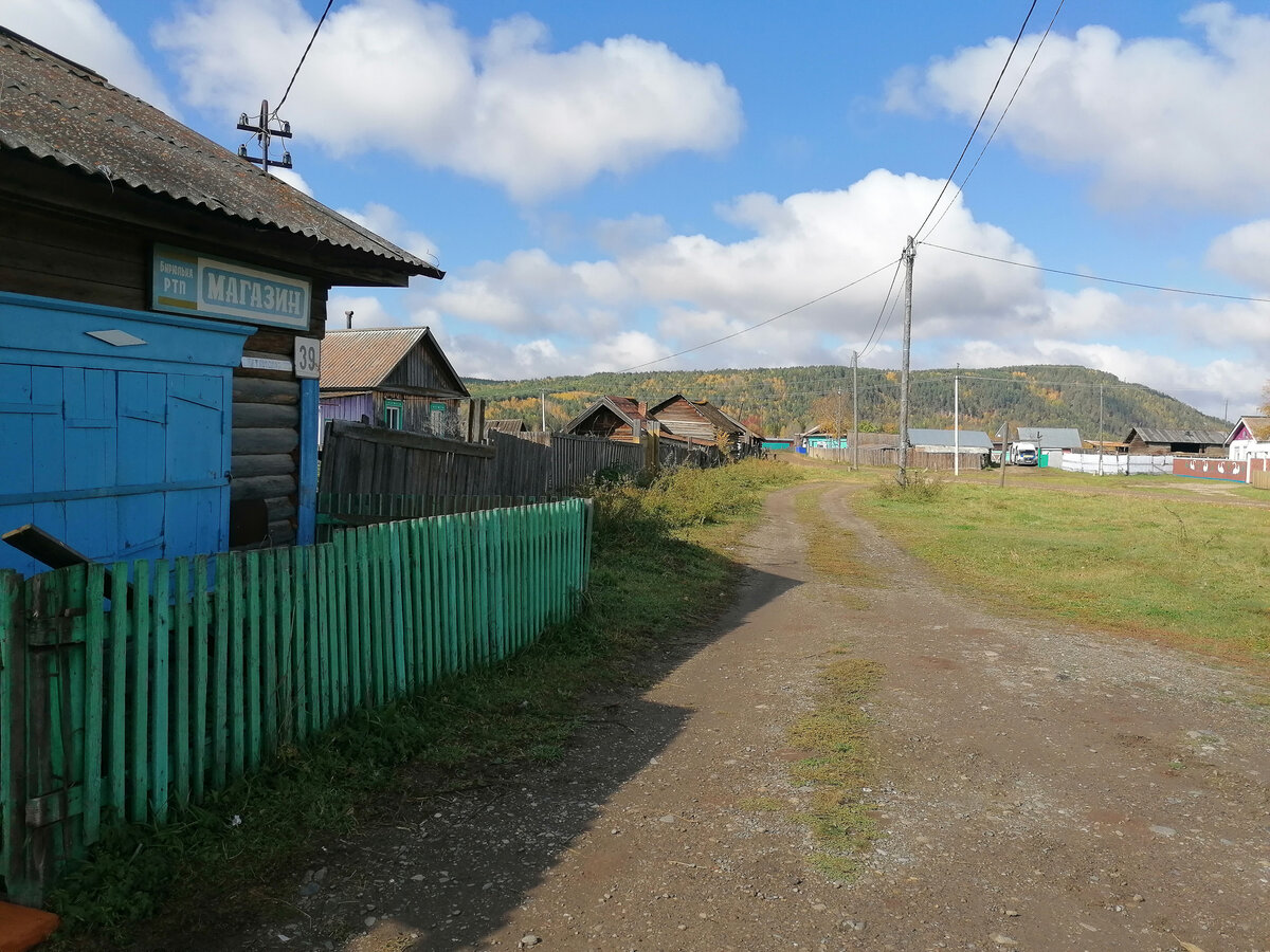 Магазин весьма печальный не только снаружи, но и изнутри. Поесть мороженного в Малой Тарели не удалось.