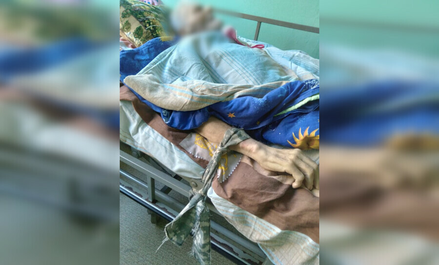 Худой, измождённый, а всё-таки мужик. Мог вскочить и наделать беды.